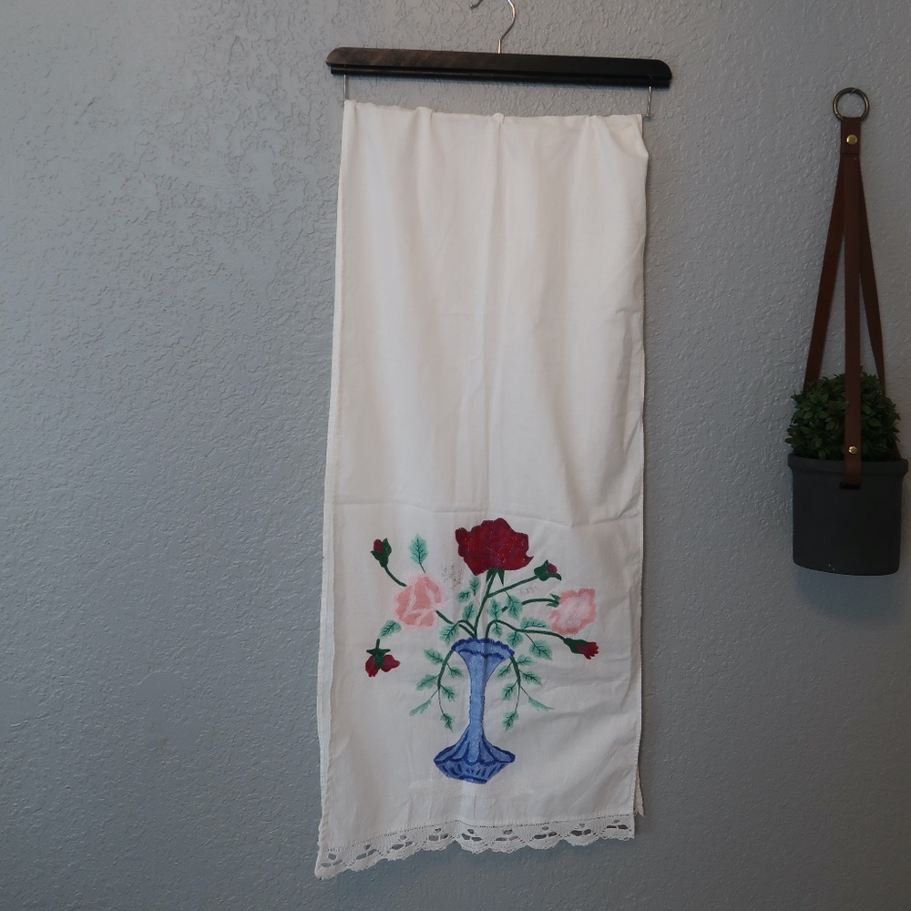 VINTAGE FLORAL EMBROIDERED TABLE RUNNER